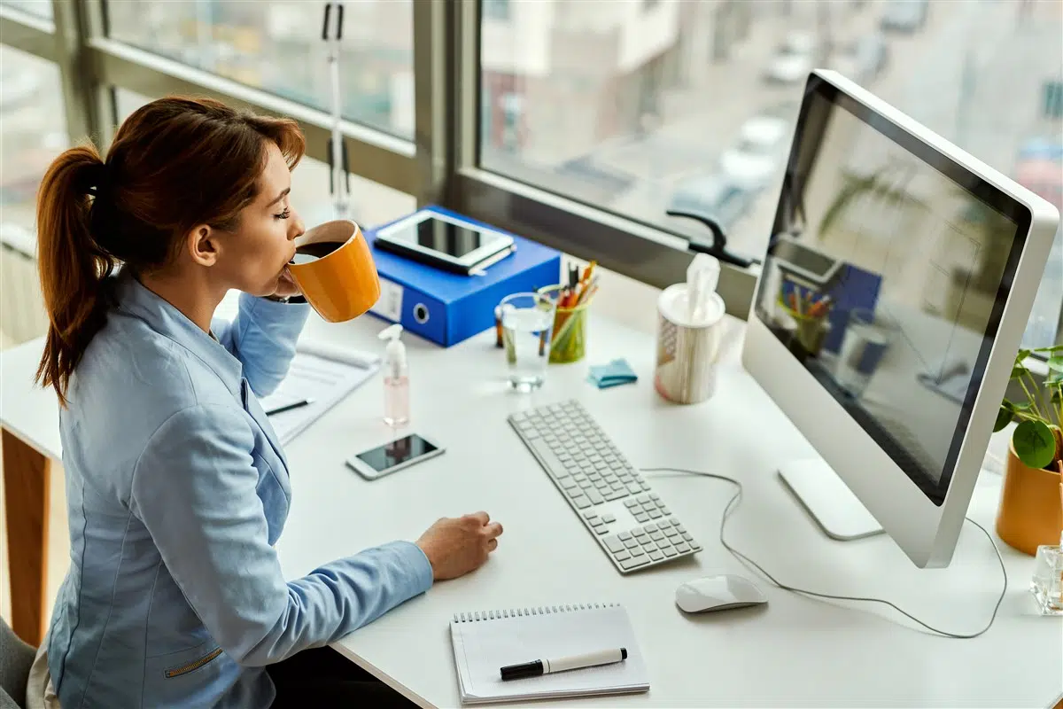 espace de travail avec des boissons chaudes